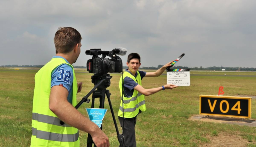 Herr Metelmann dreht am Düsseldorfer Flughafen für seinen Youtube-Kanal